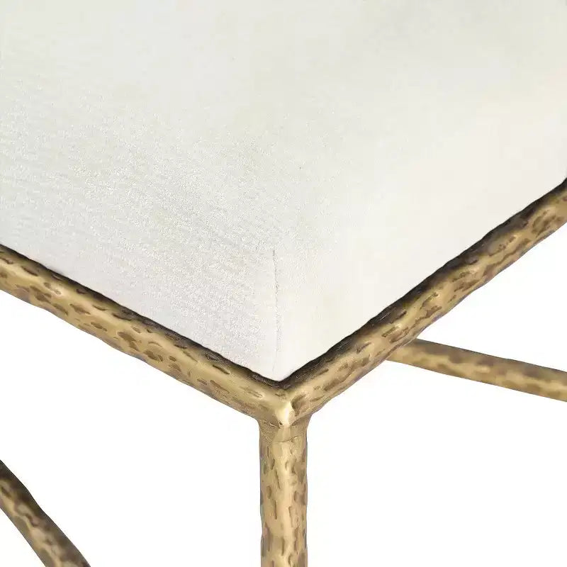 Banc rembourré en tissu chenille beige avec structure en fer laitonné, 137 cm