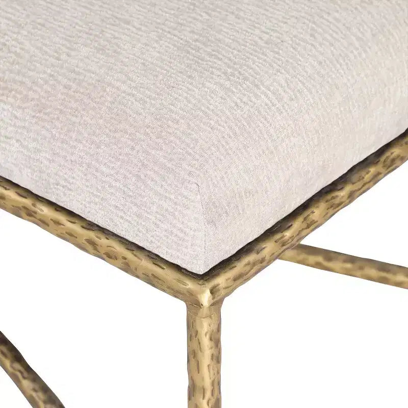 Banc rembourré en tissu chenille beige avec structure en fer laitonné, 137 cm