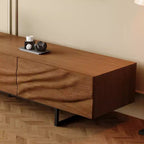 Meuble TV Relief moderne du milieu du siècle en bois massif de 210,4 cm avec 3 tiroirs et pieds en métal