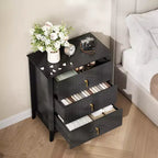 Commode moderne à 3 tiroirs avec panneaux cannelés et poignées en métal doré